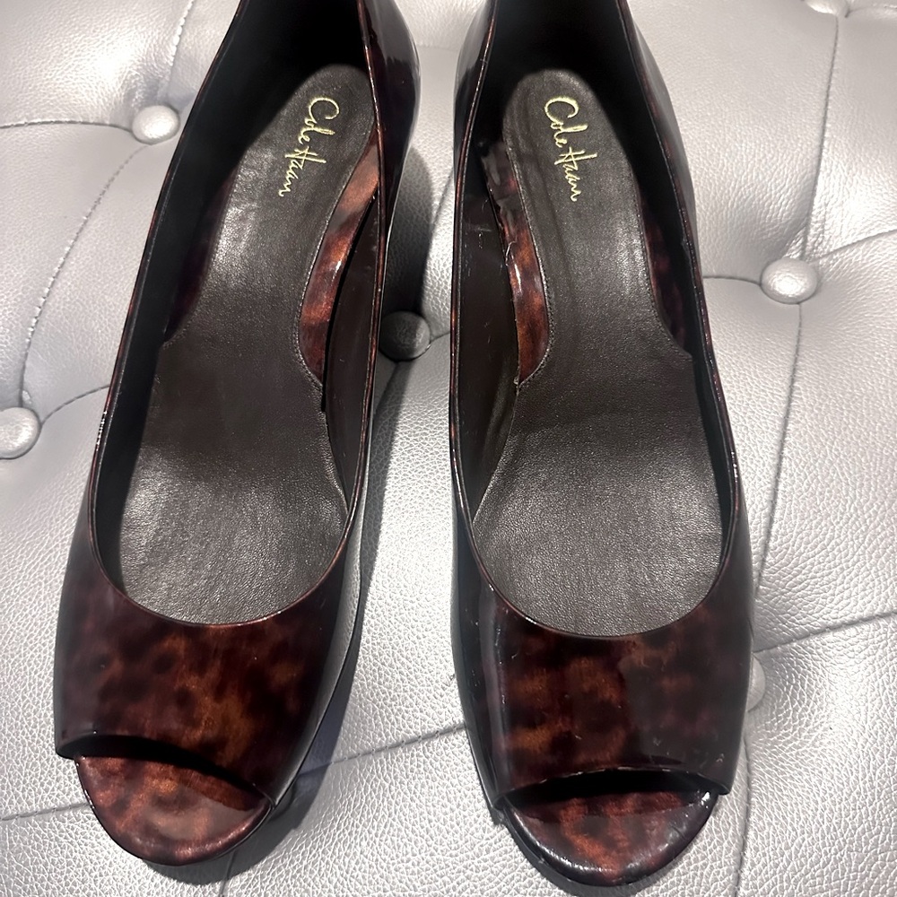 EUC Cole Haan Tortoise Patent Peep Toe Wedge 11 M